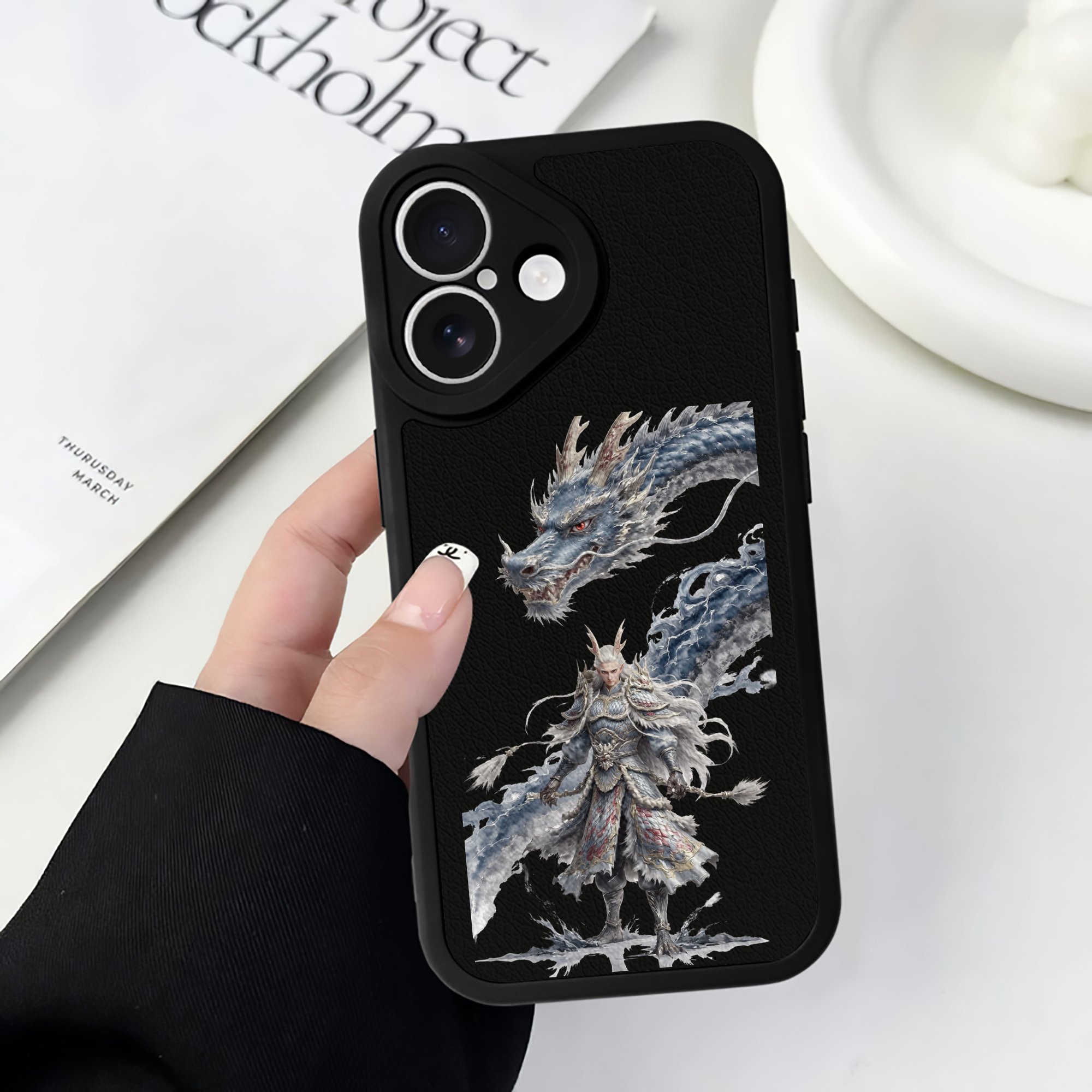 （画像用） Ne Zha 2 ナタ 魔童の大暴れ 【iPhone 16シリーズ対応】シリコンスマホケース（レザー調） 材質：シリコン